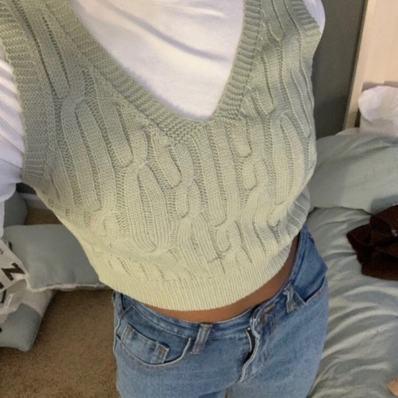 sage green cropped vest 🌱 - Picture 1 of 3